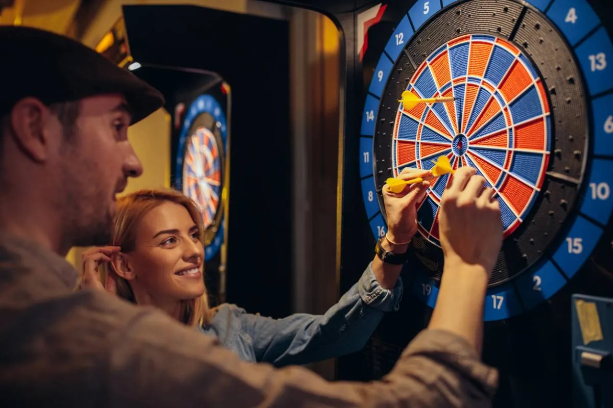 Sortie entre amis à Paris : le concept du bar à jeux multi-activités
