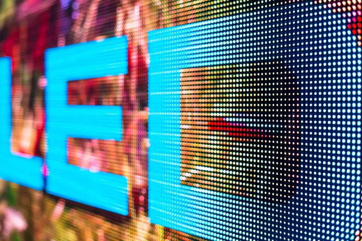 Vitrine et lumière naturelle préservées : le pari de l’écran LED transparent