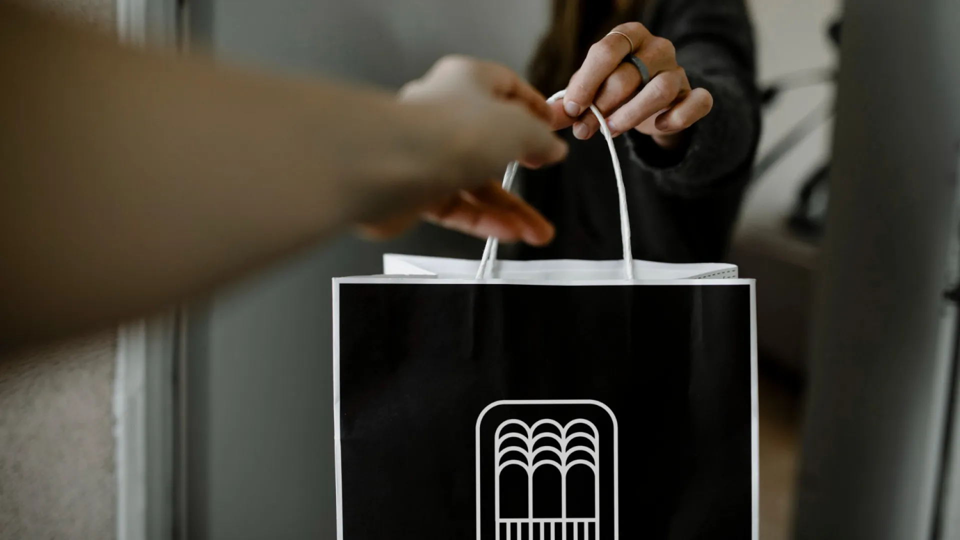 Sac papier avec logo : valorisez votre marque à chaque utilisation !