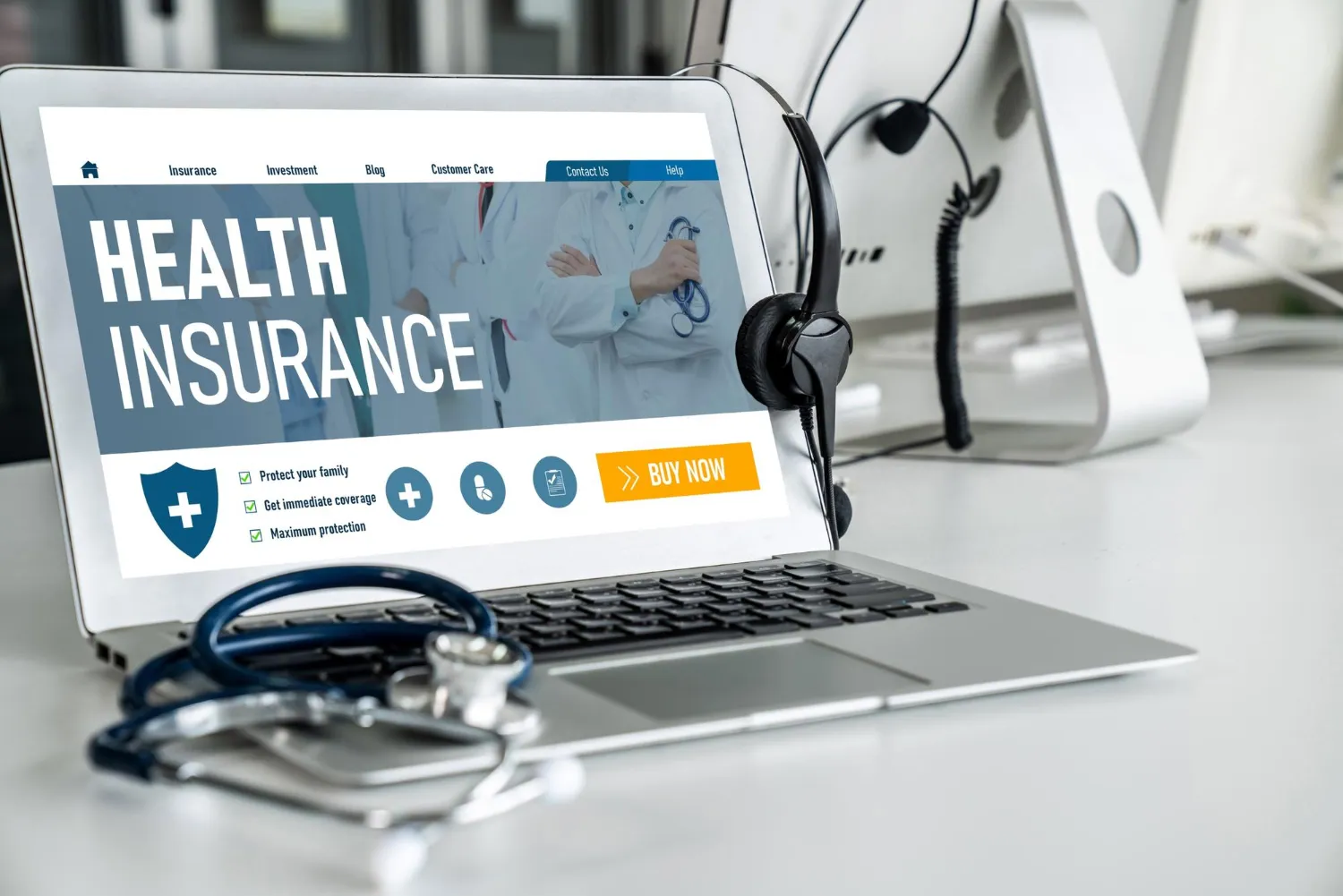Site internet proposant différentes mutuelle santé illustré par un stetoscope posé sur l'ordinateur.
