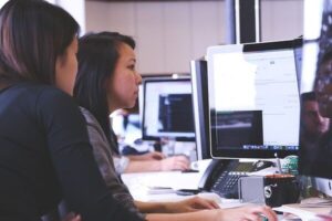 femmes-travailler-ordinateur